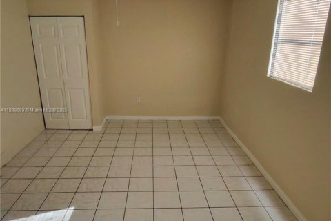 Снять в аренду виллу или дом в Лодерхилл, Флорида 4 спальни, 124.67м2, № 1938597 - фото 22