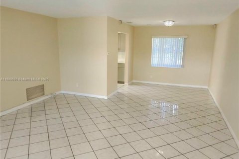 House in Lauderhill, Florida 4 bedrooms, 124.67 sq.m. № 1938597 - photo 12