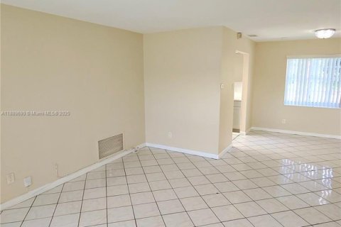 House in Lauderhill, Florida 4 bedrooms, 124.67 sq.m. № 1938597 - photo 5
