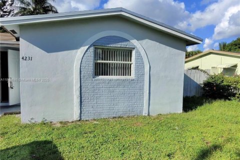 Снять в аренду виллу или дом в Лодерхилл, Флорида 4 спальни, 124.67м2, № 1938597 - фото 2