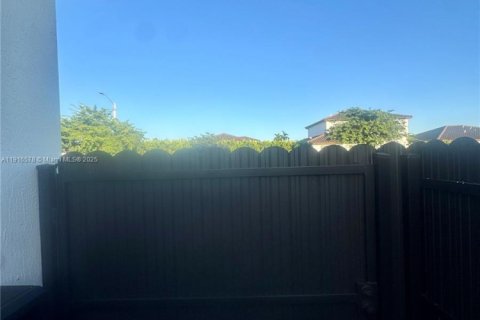 Снять в аренду коммерческую недвижимость в Майами, Флорида 1 спальня, 245.08м2, № 2034893 - фото 5