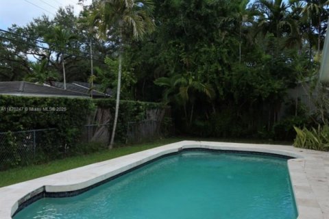 Casa en alquiler en Coral Gables, Florida, 3 dormitorios, 246.01 m2 № 1895722 - foto 2