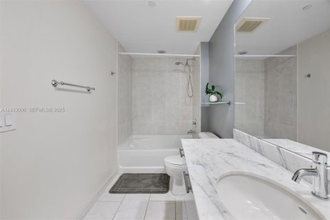 Condominio en alquiler en Miami, Florida, 2 dormitorios, 103.4 m2 № 1991075 - foto 27