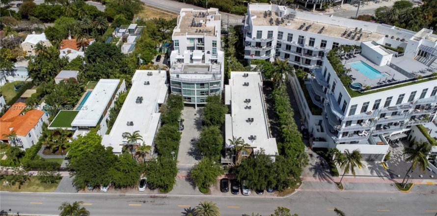 Condominio en Miami Beach, Florida, 2 dormitorios № 1922837