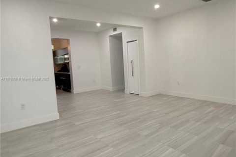 Condominio en alquiler en Miami Beach, Florida, 2 dormitorios, 97.64 m2 № 1922837 - foto 2