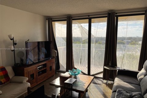 Condominio en venta en North Miami, Florida, 1 dormitorio, 72.65 m2 № 1812278 - foto 16
