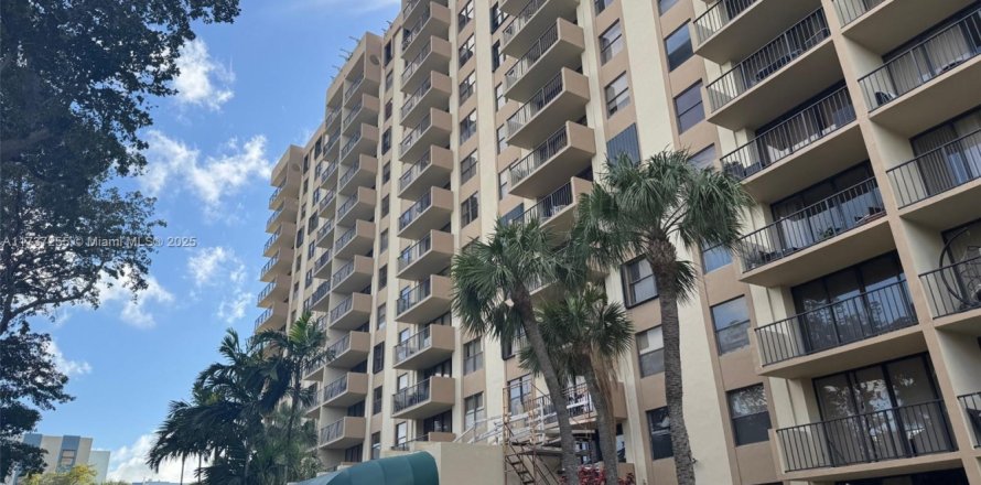 Condominio en North Miami, Florida, 1 dormitorio  № 1812278