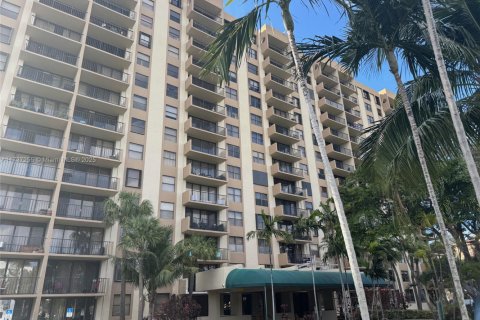 Condominio en venta en North Miami, Florida, 1 dormitorio, 72.65 m2 № 1812278 - foto 2