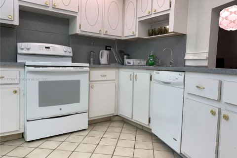 Condo in Miami, Florida, 1 bedroom  № 1689435 - photo 6