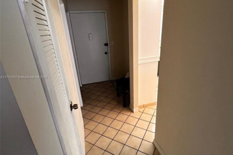 Condo in Miami, Florida, 1 bedroom  № 1689435 - photo 9