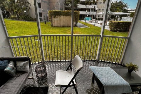 Condo in Miami, Florida, 1 bedroom  № 1689435 - photo 19