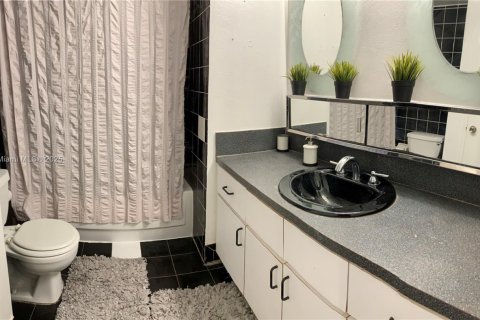 Condo in Miami, Florida, 1 bedroom  № 1689435 - photo 14