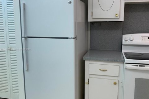 Condo in Miami, Florida, 1 bedroom  № 1689435 - photo 8