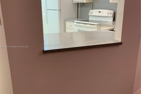 Condo in Miami, Florida, 1 bedroom  № 1689435 - photo 10