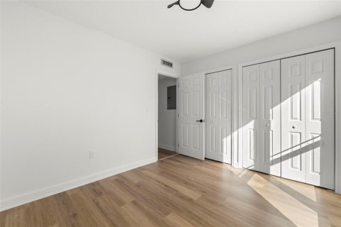 Condo in Indian Rocks Beach, Florida, 2 bedrooms № 2100358 - photo 24
