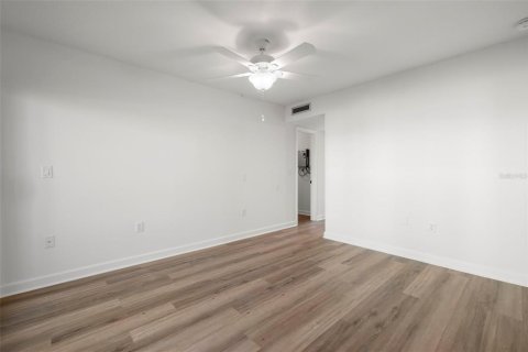 Condo in Indian Rocks Beach, Florida, 2 bedrooms № 2100358 - photo 29