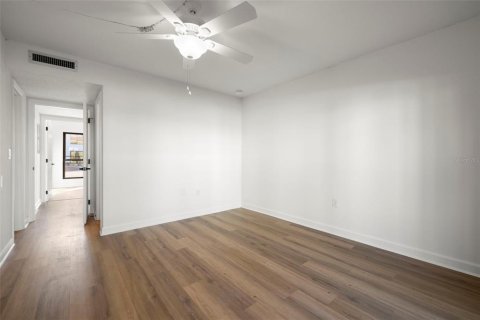 Condo in Indian Rocks Beach, Florida, 2 bedrooms № 2100358 - photo 28