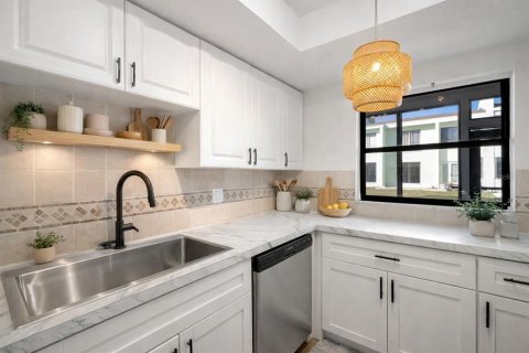 Condo in Indian Rocks Beach, Florida, 2 bedrooms № 2100358 - photo 14