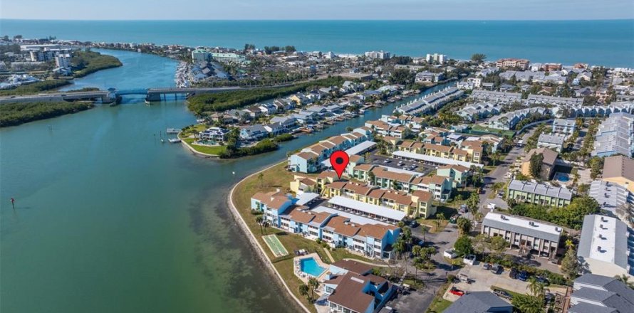 Condo in Indian Rocks Beach, Florida, 2 bedrooms № 2100358