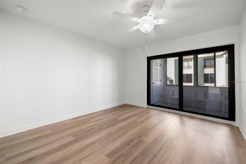 Condo in Indian Rocks Beach, Florida, 2 bedrooms № 2100358 - photo 27