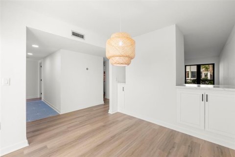 Condo in Indian Rocks Beach, Florida, 2 bedrooms № 2100358 - photo 8