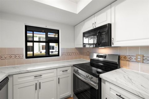 Condo in Indian Rocks Beach, Florida, 2 bedrooms № 2100358 - photo 16