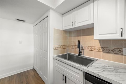 Condo in Indian Rocks Beach, Florida, 2 bedrooms № 2100358 - photo 18