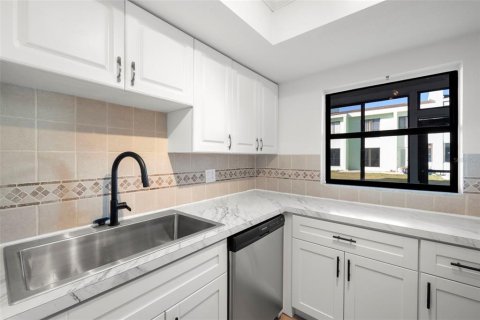 Condo in Indian Rocks Beach, Florida, 2 bedrooms № 2100358 - photo 15