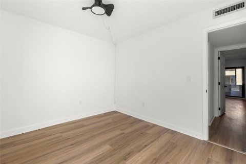 Condo in Indian Rocks Beach, Florida, 2 bedrooms № 2100358 - photo 23