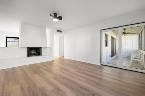Condo in Indian Rocks Beach, Florida, 2 bedrooms № 2100358 - photo 12
