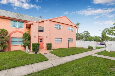 Condo in Saint Petersburg, Florida, 2 bedrooms  № 1833171 - photo 1