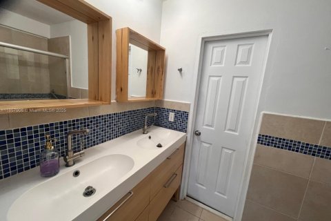 Townhouse in Bay Harbor Islands, Florida 2 bedrooms, 51.28 sq.m. № 1882328 - photo 16