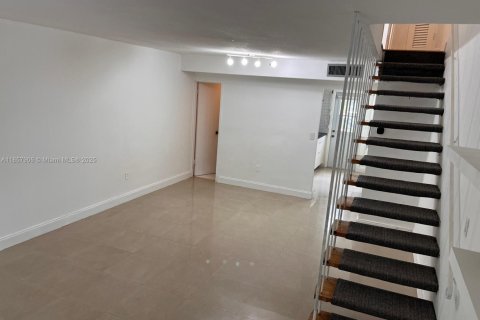 Townhouse in Bay Harbor Islands, Florida 2 bedrooms, 51.28 sq.m. № 1882328 - photo 19