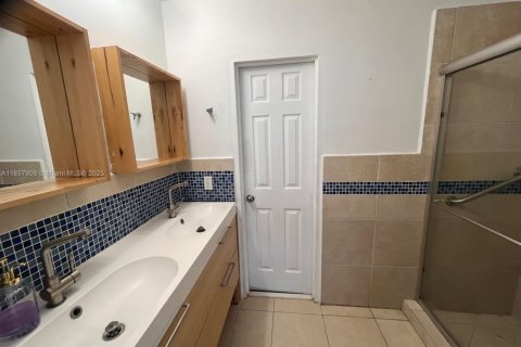 Townhouse in Bay Harbor Islands, Florida 2 bedrooms, 51.28 sq.m. № 1882328 - photo 10