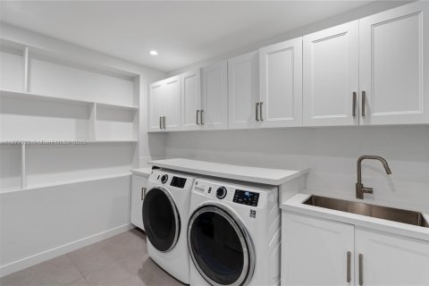 Casa en venta en Coral Gables, Florida, 6 dormitorios, 629.78 m2 № 1928447 - foto 18