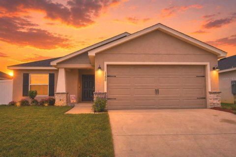 House in Auburndale, Florida 4 bedrooms, 151.15 sq.m. № 2310107
