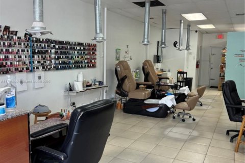 Commercial property in Miami, Florida № 1864822 - photo 1
