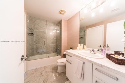 Condominio en alquiler en Miami, Florida, 2 dormitorios, 120.12 m2 № 2006665 - foto 14