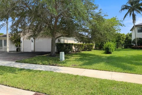 House in Davie, Florida 4 bedrooms, 392.51 sq.m. № 2086461 - photo 18