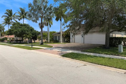 House in Davie, Florida 4 bedrooms, 392.51 sq.m. № 2086461 - photo 16