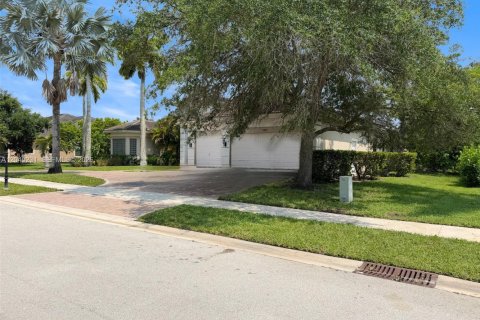 House in Davie, Florida 4 bedrooms, 392.51 sq.m. № 2086461 - photo 15