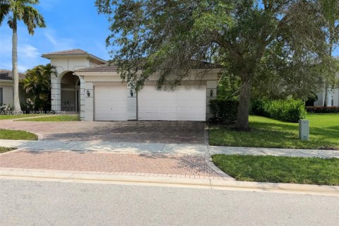 House in Davie, Florida 4 bedrooms, 392.51 sq.m. № 2086461 - photo 2