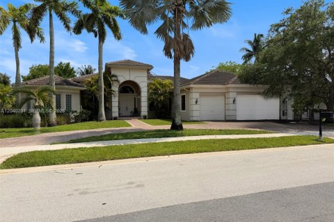 House in Davie, Florida 4 bedrooms, 392.51 sq.m. № 2086461 - photo 13
