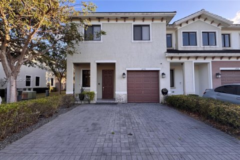 Adosado en alquiler en Miami, Florida, 4 dormitorios, 168.34 m2 № 2031712 - foto 1