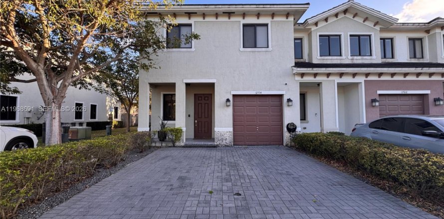 Adosado en Miami, Florida 4 dormitorios, 168.34 m2 № 2031712