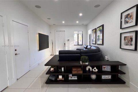 Adosado en alquiler en Miami, Florida, 4 dormitorios, 168.34 m2 № 2031712 - foto 12