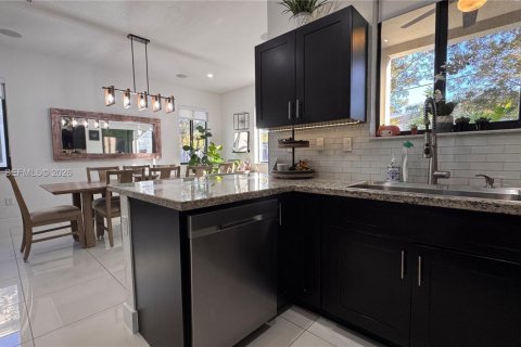 Adosado en alquiler en Miami, Florida, 4 dormitorios, 168.34 m2 № 2031712 - foto 10