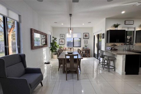 Adosado en alquiler en Miami, Florida, 4 dormitorios, 168.34 m2 № 2031712 - foto 5