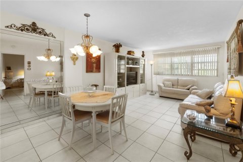 Copropriété à vendre à Hallandale Beach, Floride: 1 chambre, 68 m2 № 1957533 - photo 8