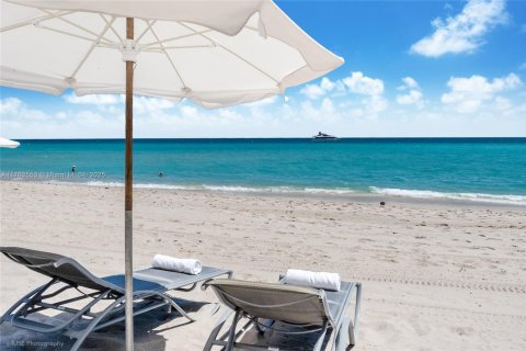 Condo in Sunny Isles Beach, Florida, 2 bedrooms  № 1698666 - photo 19